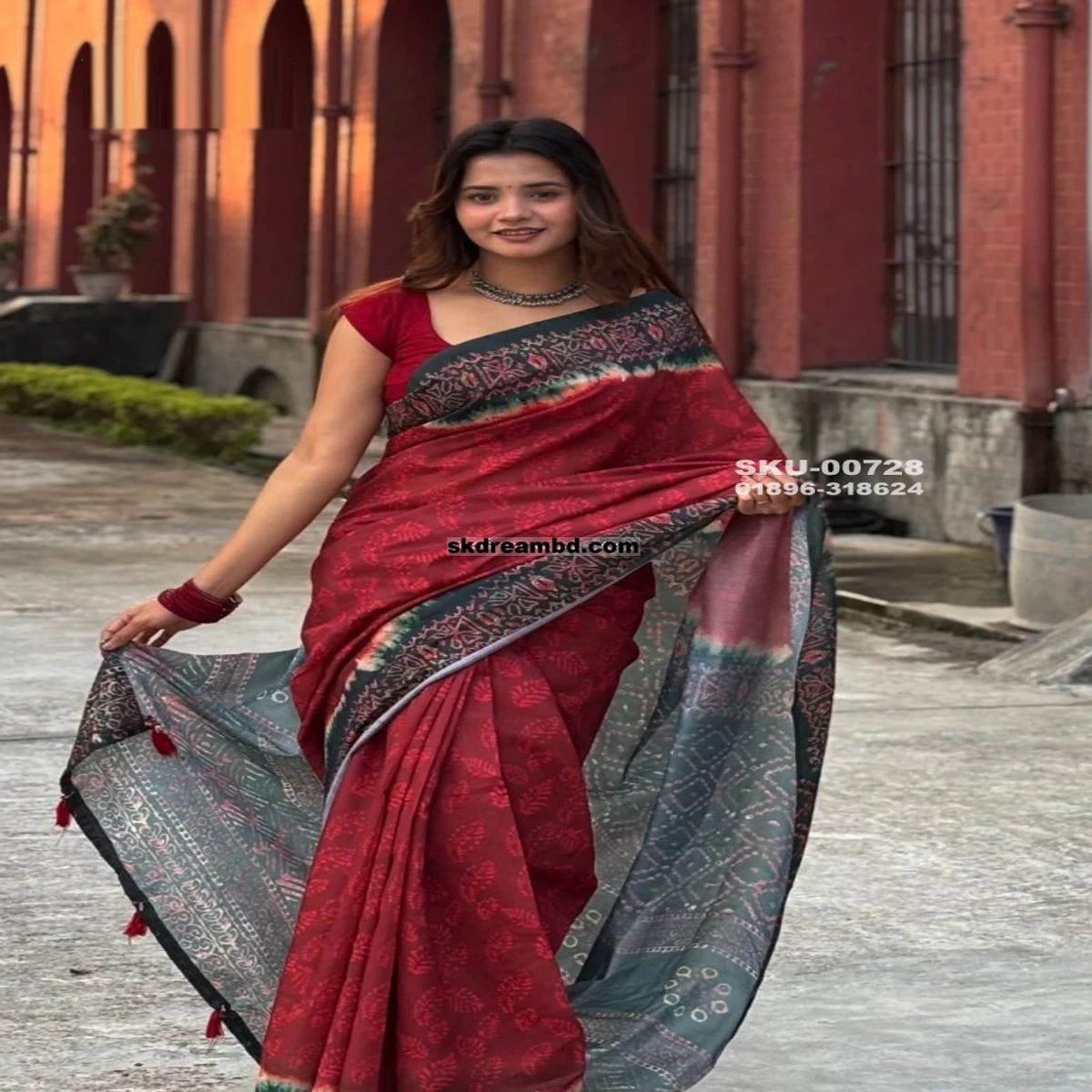 ডিজিটাল প্রিন্ট শাড়ি সাথে সেম প্যাটার্নের ব্লাউজ পিস।